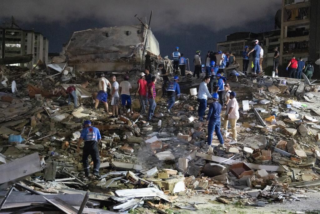 Comunidad y voluntarios buscando entre los escombros de un edificio colapsado en Venezuela