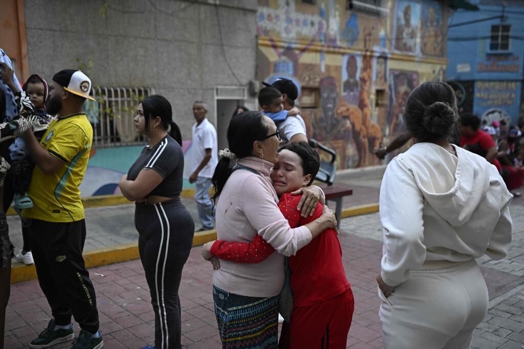 Familias venezolanas consolándose tras la tragedia