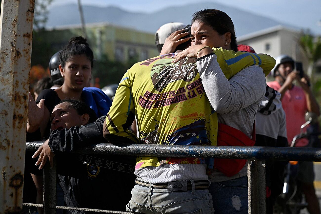 Familiares abrazándose afectados por el terremoto en Venezuela